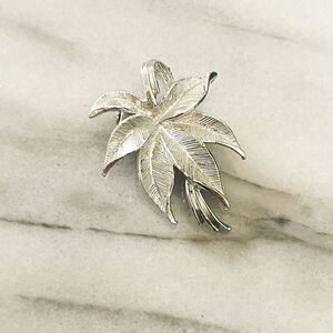 Vintage Signed Gerrys‎ Leaf Brooch Silver Toned Metal Pin Retro MCM